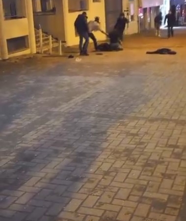 Sokak ortasında iki genç çakıyla birbirini yaraladı