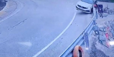 Uludağ yolunda kontrolden çıkan araç bariyerlere çarptı