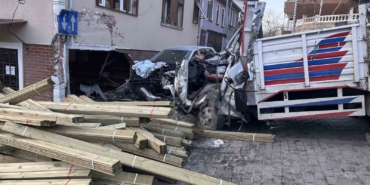 Beykoz’da feci kaza: Kamyon dükkana daldı, 2 kişi hayatını kaybetti