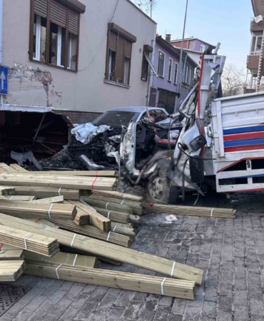 Beykoz’da feci kaza: Kamyon dükkana daldı, 2 kişi hayatını kaybetti