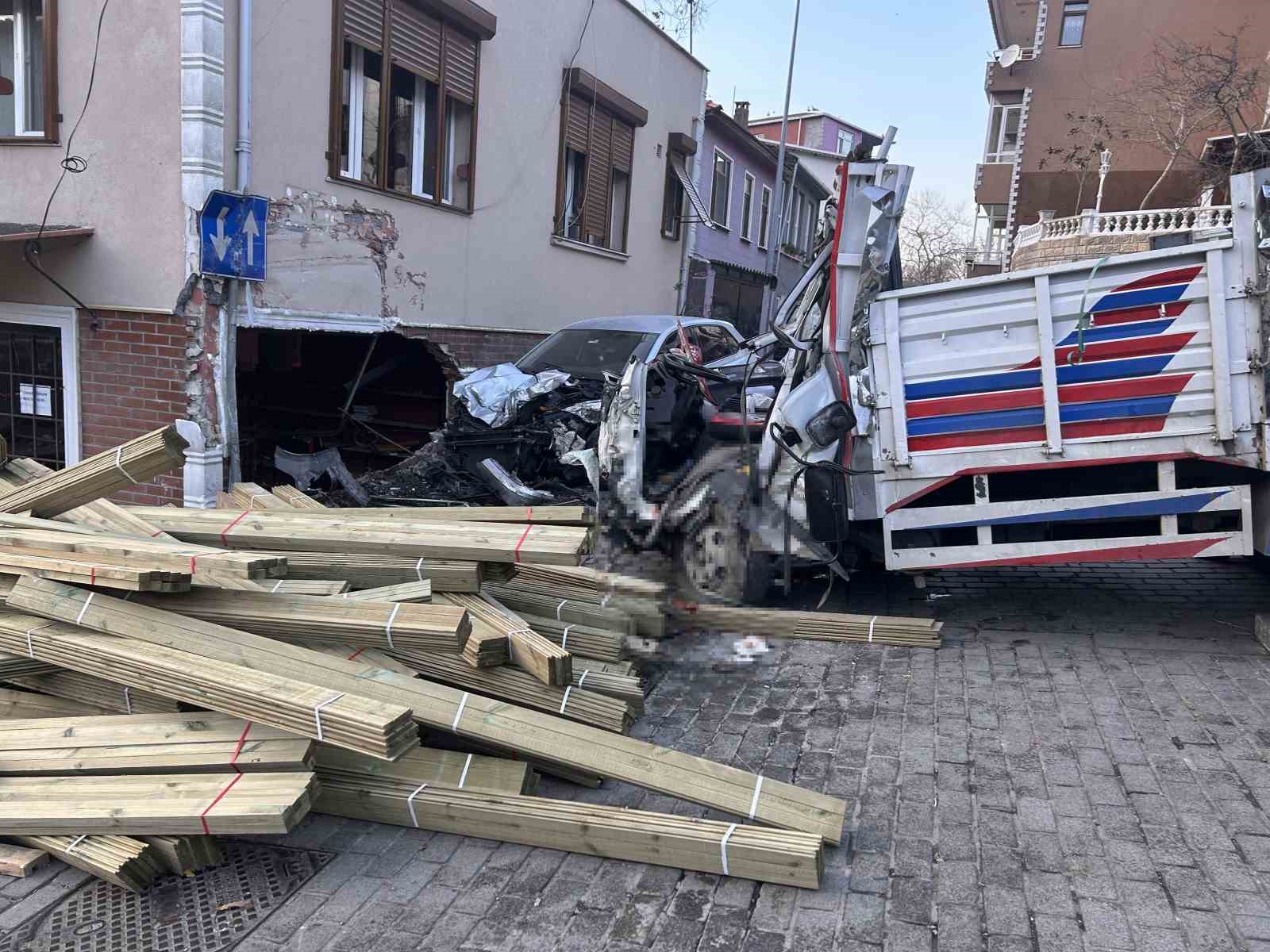 Beykoz’da feci kaza: Kamyon dükkana daldı, 2 kişi hayatını kaybetti