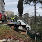 Sarıyer’de vitesi karıştırdı, otomobil kamelyanın üzerine uçtu
