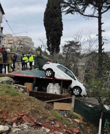 Sarıyer’de vitesi karıştırdı, otomobil kamelyanın üzerine uçtu