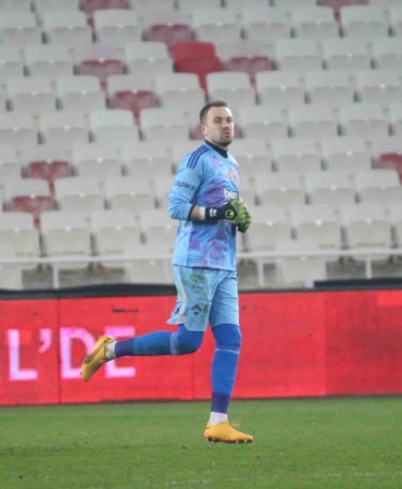 Beşiktaş’ta Mert Günok ile yollar ayrıldı