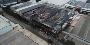 Bursa’da gece alevlere teslim olan fabrika sabahın ilk ışıklarıyla havadan görüntülendi