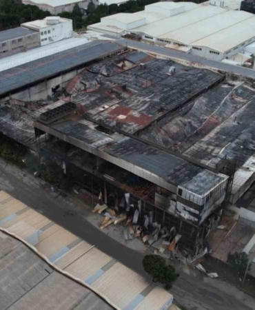 Bursa’da gece alevlere teslim olan fabrika sabahın ilk ışıklarıyla havadan görüntülendi