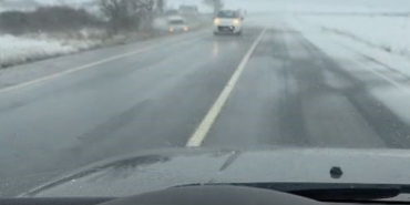 Arnavutköy’de kontrolden çıkan araç çayırlık alana uçtu: Kaza anı kamerada