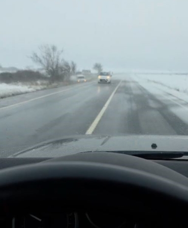 Arnavutköy’de kontrolden çıkan araç çayırlık alana uçtu: Kaza anı kamerada