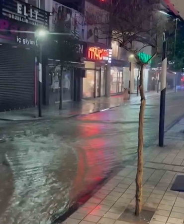 Kırklareli’nde sağanak yağış hayatı olumsuz etkiledi: Cadde ve sokaklar göle döndü