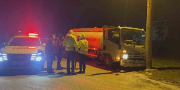 Sürüyü ezmemek için manevra yapınca beton direğe çarptı