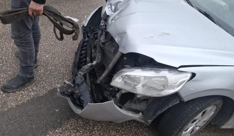 Çöp kamyonuyla arkadan gelen otomobilin arasına sıkışan işçi hayatını kaybetti