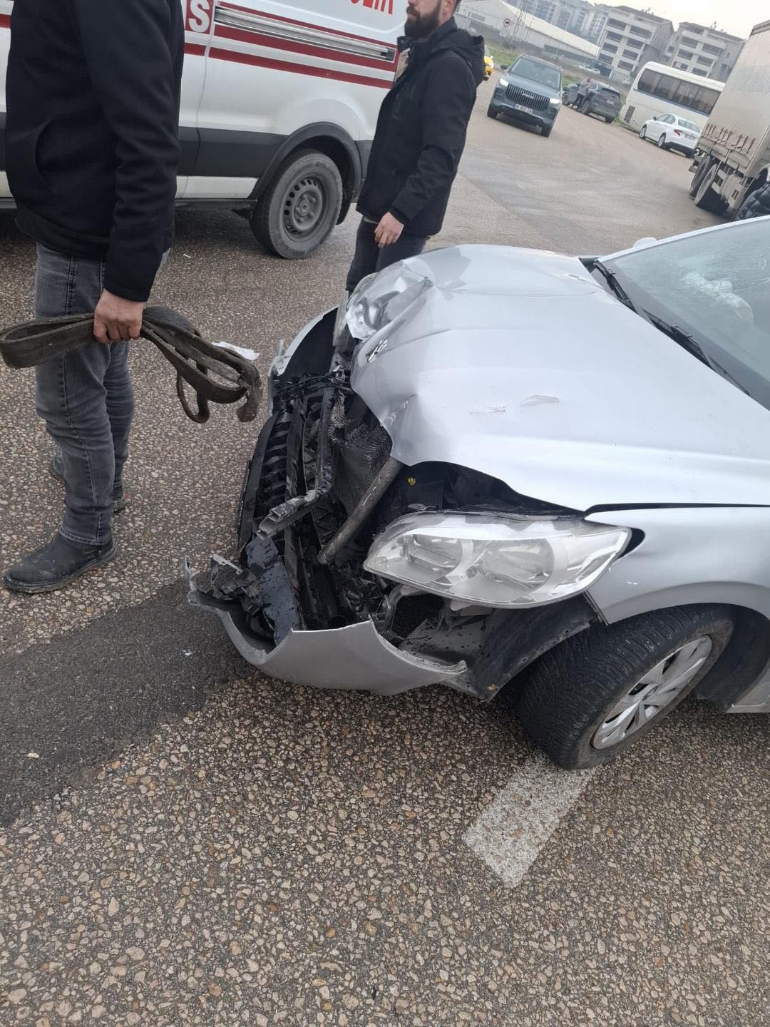 Çöp kamyonuyla arkadan gelen otomobilin arasına sıkışan işçi hayatını kaybetti