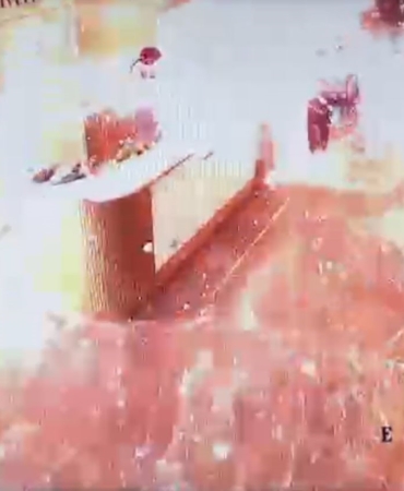 Zeytinburnu’ndaki lüks siteye getirilen kargo paketinin bomba gibi patladığı anların görüntüleri çıktı