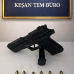 Keşan’da hastaneye giden şüphelinin üzerinden ruhsatsız tabanca ele geçirildi