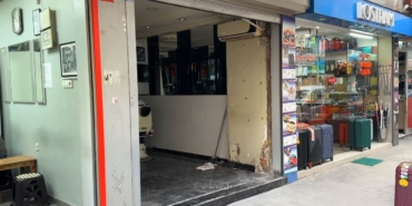 Şişli’de otomobili park edecekken dükkana daldı