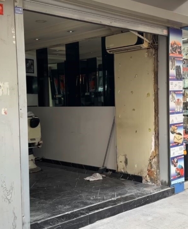 Şişli’de otomobili park edecekken dükkana daldı