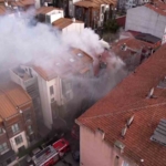 Fatih’te 3 katlı binada çıkan yangın paniğe neden oldu