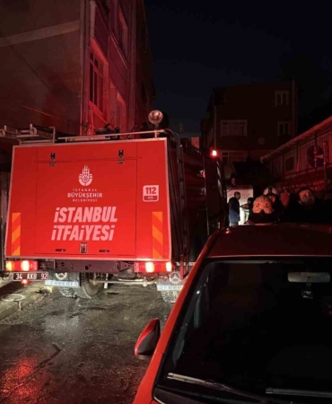 Fatih’te 5 katlı binada yangın: 6 kişi dumandan etkilendi