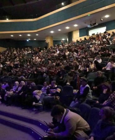 Sakarya’da "Güne Bakan Cam Kırıkları" oyunu sahnelendi