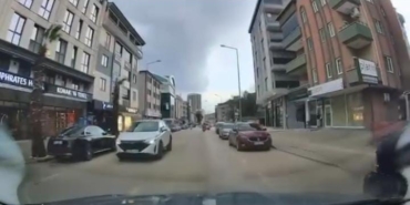 Park halindeki araçların arasından çıkan yayaya çarptı