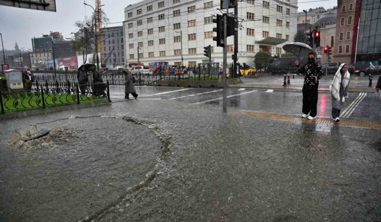 Eminönü’nü su bastı, yollar göle döndü