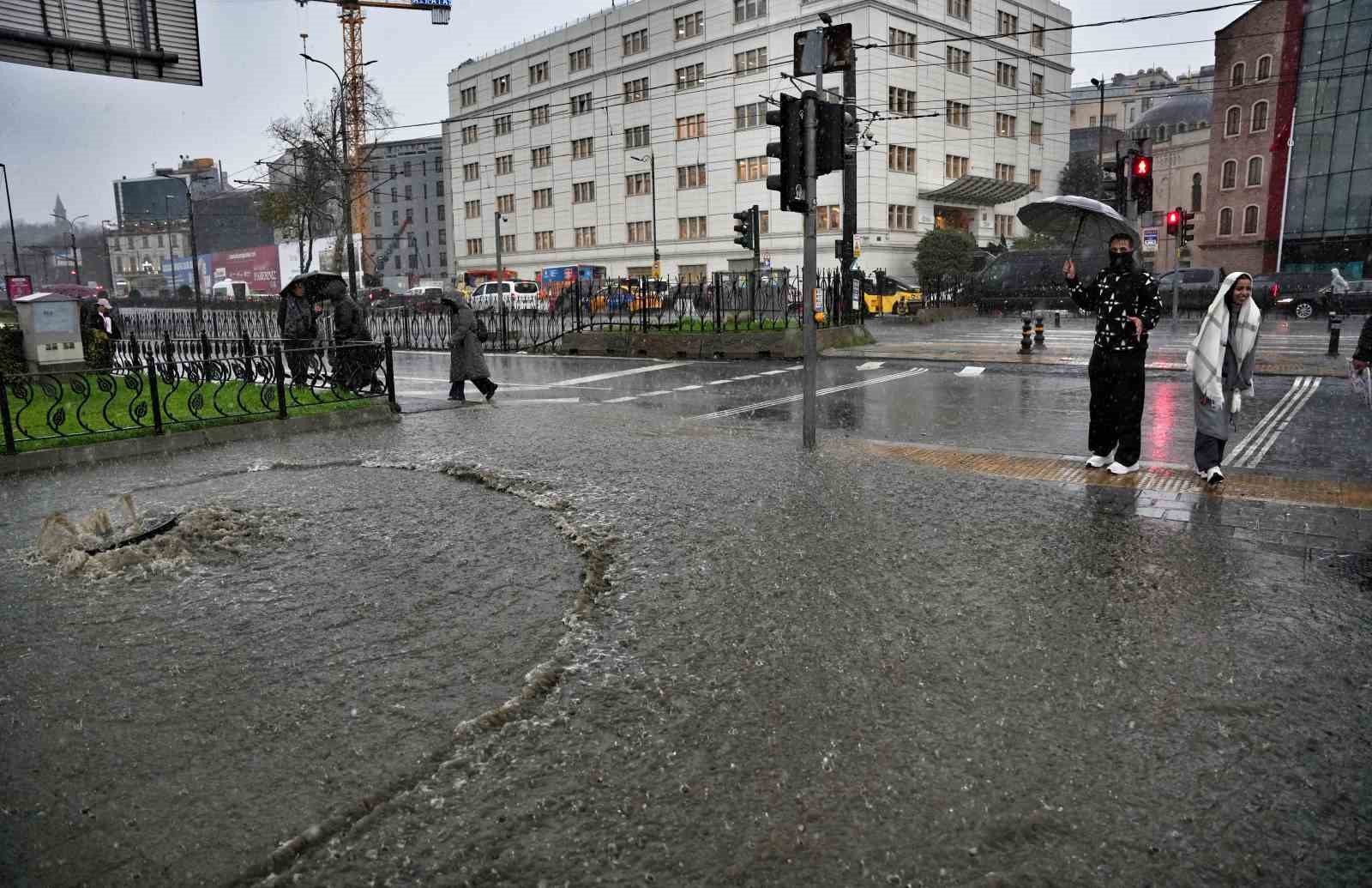 Eminönü’nü su bastı, yollar göle döndü