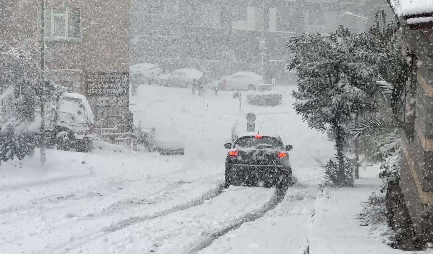 İstanbul’da kar yağışı, araçlar güçlükle ilerledi