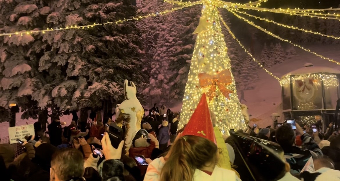 Uludağ’da 2026’ya coşkulu merhaba: Gökyüzü havai fişeklerle aydınlandı