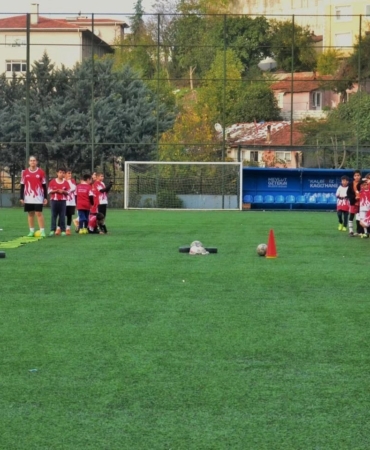 Kış spor okullarında futbol antrenmanları tüm hızıyla sürüyor