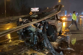 Ters yönden yola giren otomobil bariyerleri biçti: 1 yaralı