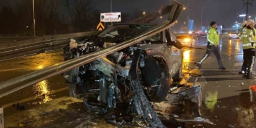 Ters yönden yola giren otomobil bariyerleri biçti: 1 yaralı