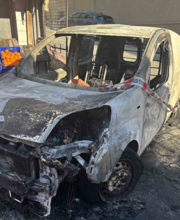 Beyoğlu’nda alev alev yanan araç küle döndü, yangın markete sıçradı