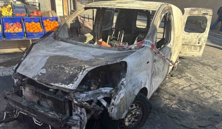 Beyoğlu’nda alev alev yanan araç küle döndü, yangın markete sıçradı