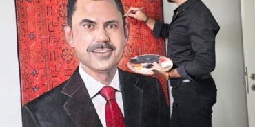 Ressam çift, Bakan Kurum’u halıya resmetti