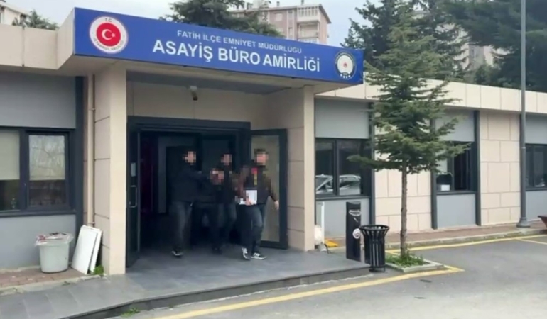 Tartıştığı kişiyi silahla vurup başında bekledi