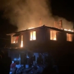 Bursa’da alevli gece...Köy evi alevlere teslim oldu