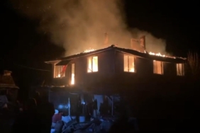 Bursa’da alevli gece...Köy evi alevlere teslim oldu