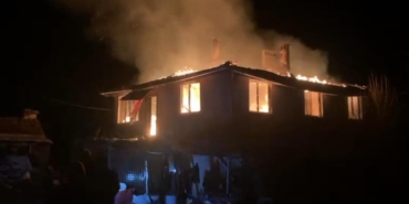 Bursa’da alevli gece...Köy evi alevlere teslim oldu