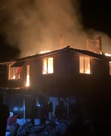 Bursa’da alevli gece...Köy evi alevlere teslim oldu