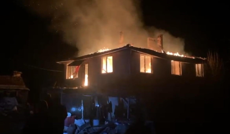 Bursa’da alevli gece...Köy evi alevlere teslim oldu