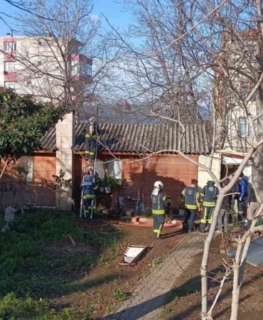 Gecekonduda çıkan yangın büyümeden söndürüldü