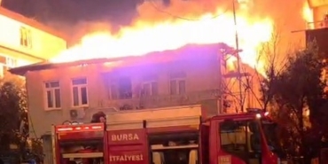 Bursa’da iki katlı evin çatısı alevlere teslim oldu