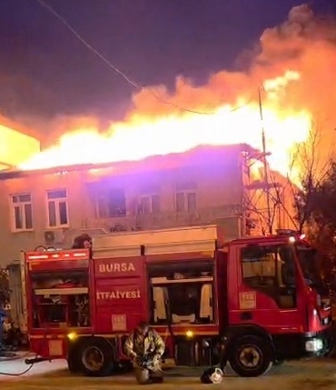 Bursa’da iki katlı evin çatısı alevlere teslim oldu