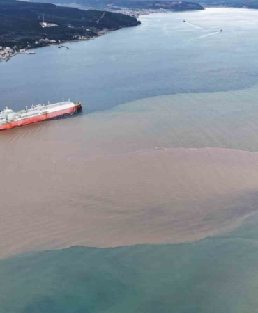Çanakkale Boğazı’nın rengi değişti; Avrupa Yakası mavi olarak kaldı