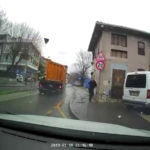 Üsküdar’da hafriyat kamyonunun açılan damper kapağı yayaya ve araçlara çarptı