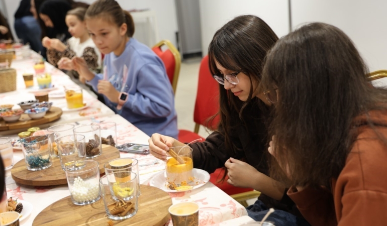 Kartepe’de çocuklar mum yapım atölyesine katıldı