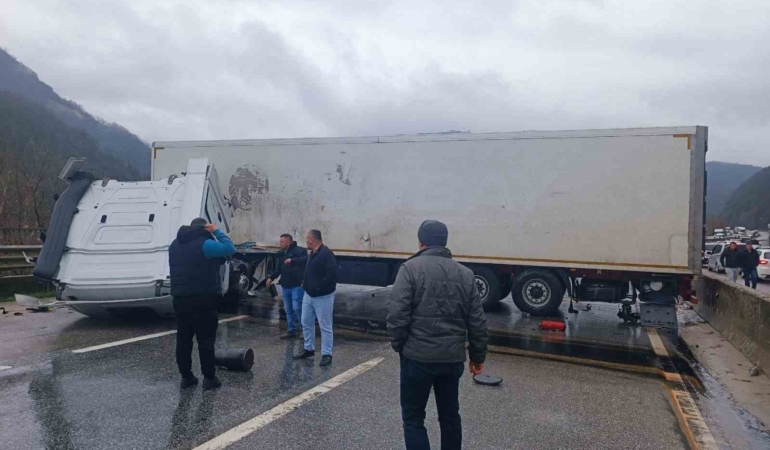 D-650 yolunda trafiği durduran kaza