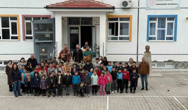 Burhaniye’de köy okullarındaki öğrencilere konser sürprizi