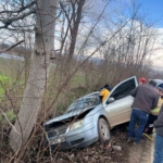 İnegöl’de kontrolden çıkan otomobil ağaca çarptı: 1 yaralı