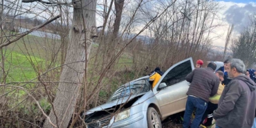 İnegöl’de kontrolden çıkan otomobil ağaca çarptı: 1 yaralı